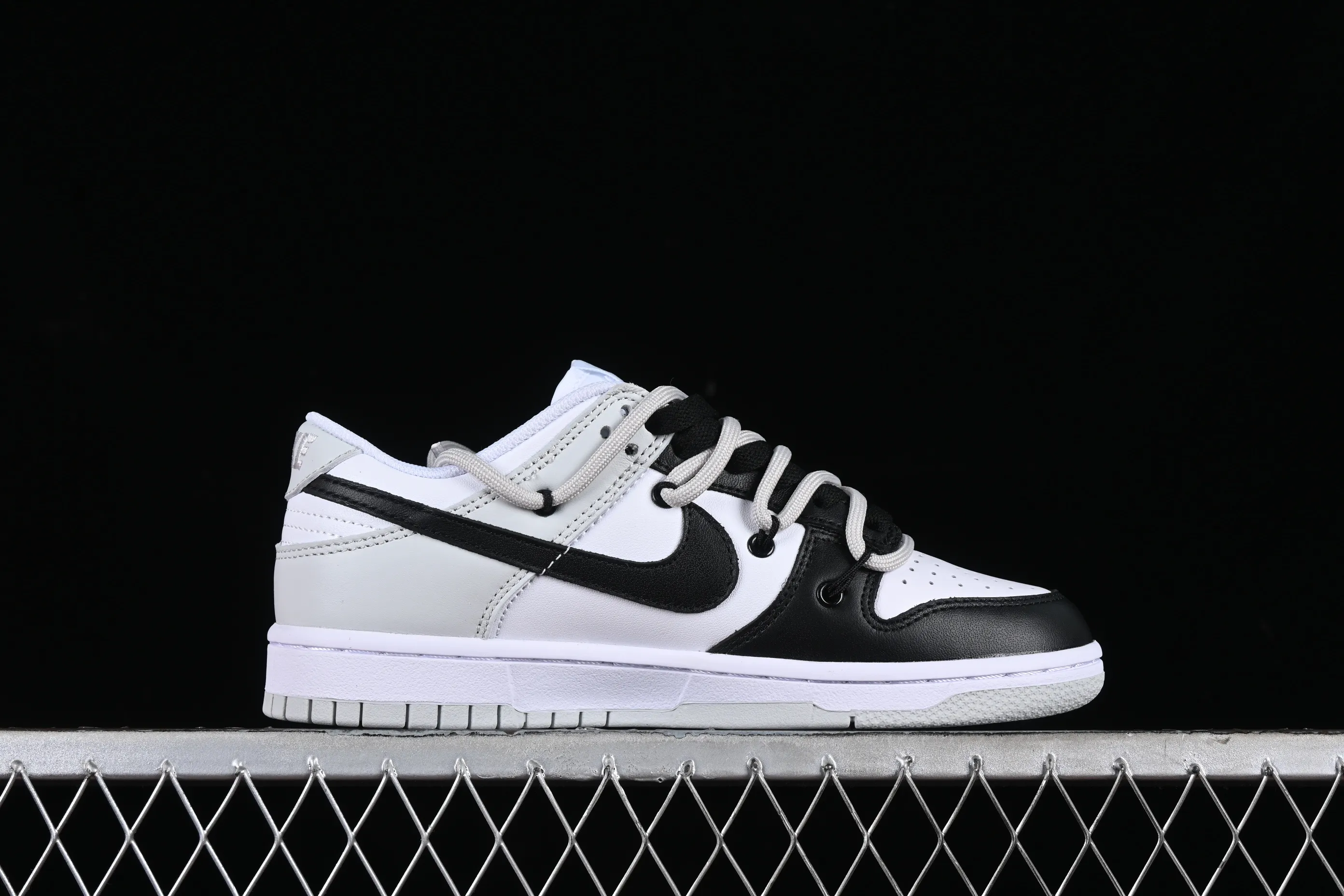 All Categories Nk SB Dunk Series Nk SB Dunk Low Low-top sneakers Nk Dunk Low Leather letters High street deconstruction Black and gray SB strap low-top casual sneakers DV0831-101